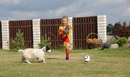 Olandijos futbolininką Dirką Keitą į aikštę lydėjo šešiametė Julija Daugėlaitė iš Vilkyčių