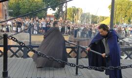 Juodojo vaiduoklio skulptūros atidengimas palydėtas šviesos, triukšmo ir dūmų žaismu