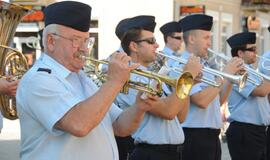 Šeštadienio rytą klaipėdiečius ir miesto svečius žadino pučiamųjų instrumentų orkestrų sambūrio “Orkestrų audros” dalyviai