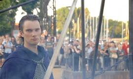 Juodojo vaiduoklio skulptūros atidengimas palydėtas šviesos, triukšmo ir dūmų žaismu