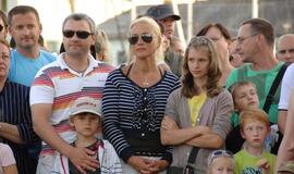 Juodojo vaiduoklio skulptūros atidengimas palydėtas šviesos, triukšmo ir dūmų žaismu