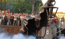 Juodojo vaiduoklio skulptūros atidengimas palydėtas šviesos, triukšmo ir dūmų žaismu