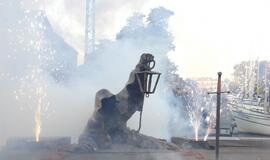 Juodojo vaiduoklio skulptūros atidengimas palydėtas šviesos, triukšmo ir dūmų žaismu