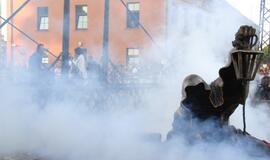 Juodojo vaiduoklio skulptūros atidengimas palydėtas šviesos, triukšmo ir dūmų žaismu