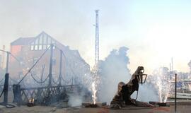 Juodojo vaiduoklio skulptūros atidengimas palydėtas šviesos, triukšmo ir dūmų žaismu