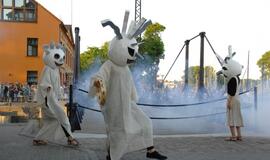 Juodojo vaiduoklio skulptūros atidengimas palydėtas šviesos, triukšmo ir dūmų žaismu