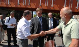 Iškilmingai atidarytas naujasis tiltas per geležinkelį