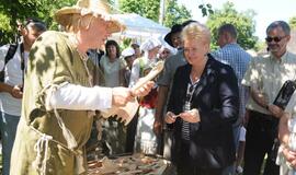 Dalia Grybauskaitė Klaipėdoje dalyvavo iškilmingoje žuvusiųjų jūroje pagerbimo ceremonijoje ir Etnografinėje pajūrio žvejo sodyboje surengtoje šventėje