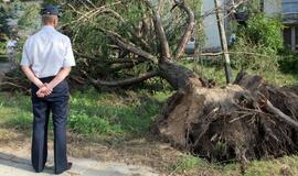 Nuo vėtros nukentėjusieji gyventojai piniginių išmokų negaus