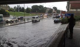 Klaipėdoje - liūtis su žaibais, apsemtos gatvės