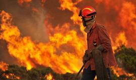 Portugalijos ugniagesiai kovoja su miškų gaisrais