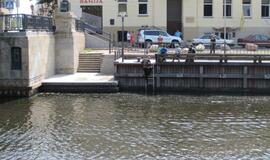 Nuo Biržos tilto į upę nušoko vyras