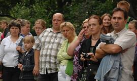 Apuolėje žvanga senoviniai ginklai