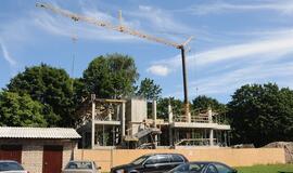 Šalia Skulptūrų parko dygsta gyvenamasis namas