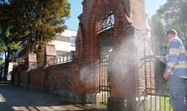 Atnaujina senųjų kapinių tvorą ir vartus