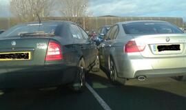 Britai mėgsta lamdyti automobilius statydami juos gatvėje