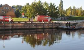 Danės upėje ugniagesiai gelbėtojai ieško tepalų