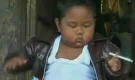 Dvejų metų berniukas Indonezijoje atsikratė potraukio rūkyti