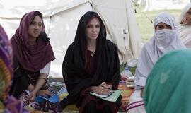 Holivudo žvaigždė Angelina Jolie aplankė potvynio aukas Pakistane