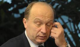 Iš premjero komandos traukiasi du patarėjai