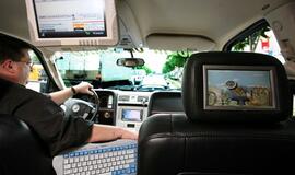 Kas svarbiau kelyje - vairavimas ar &quot;Facebook&quot; profilio redagavimas?