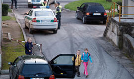 Mokyklos kieme – automobilių &quot;košė“