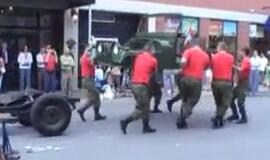 Nori būti jūrų pėstininku? O ar gali išardyti ir vėl surinkti visureigį?