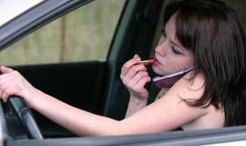 Nyderlandai skelbia karą prie vairo valgantiems ar telefonu plepantiems vairuotojams