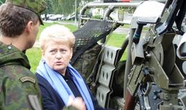 Dalia Grybauskaitė stebėjo pratybas "Šakalo akmuo 2010"