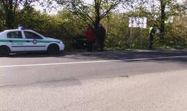 Netoli Priekulės nuo kelio nuvažiavo automobilis