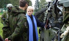Dalia Grybauskaitė stebėjo pratybas "Šakalo akmuo 2010"
