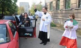 Uostamiesčio kunigai šventino miestiečių automobilius