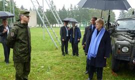 Dalia Grybauskaitė stebėjo pratybas "Šakalo akmuo 2010"