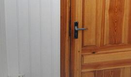 Duris merginoms atvėrę indai pakliuvo į spąstus