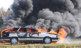 Kelią užtvėrė užsidegęs automobilis