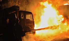 Pakistane toliau liepsnoja NATO vilkstinės automobiliai