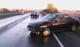 Slidžiuose pajūrio keliuose dužo automobiliai