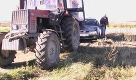 Netoli Priekulės - traktoriaus ir "Renault" avarija