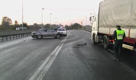 Slidžiuose pajūrio keliuose dužo automobiliai