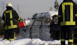 Kelyje Rietavas-Plungė sudegė automobilis