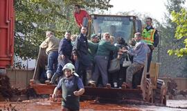 Tris Vengrijos kaimus užliejo nuodingos atliekos