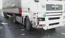 Slidžiuose pajūrio keliuose dužo automobiliai