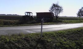 Netoli Priekulės - traktoriaus ir "Renault" avarija