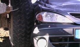 Netoli Priekulės - traktoriaus ir "Renault" avarija