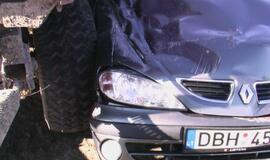 Netoli Priekulės - traktoriaus ir "Renault" avarija