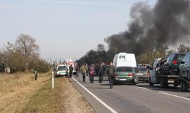 Kelyje Rietavas-Plungė sudegė automobilis
