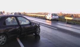 Slidžiuose pajūrio keliuose dužo automobiliai