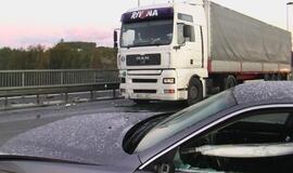 Slidžiuose pajūrio keliuose dužo automobiliai