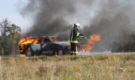 Kelyje Rietavas-Plungė sudegė automobilis
