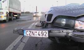 Slidžiuose pajūrio keliuose dužo automobiliai